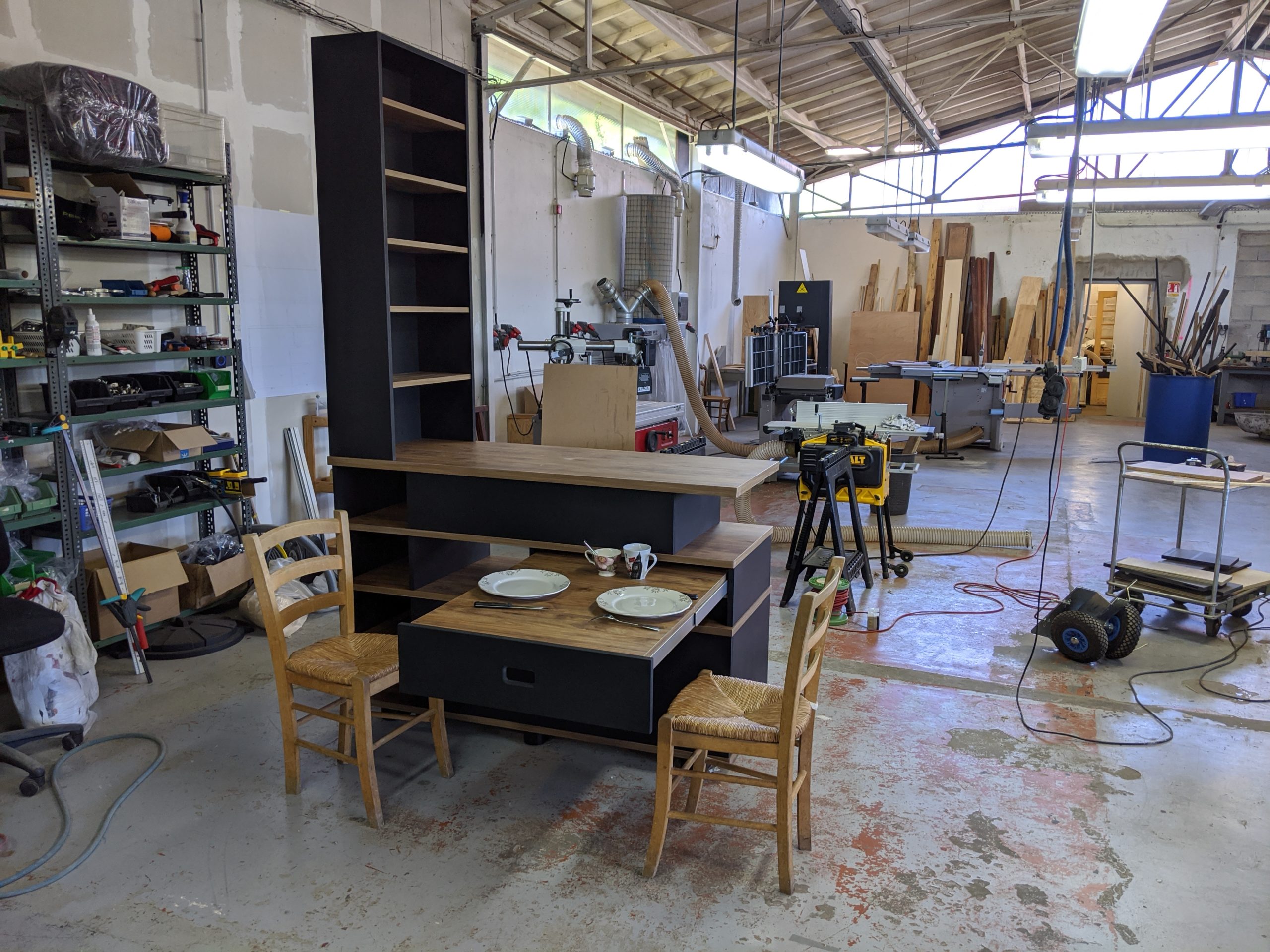 Meuble avec table escamotable