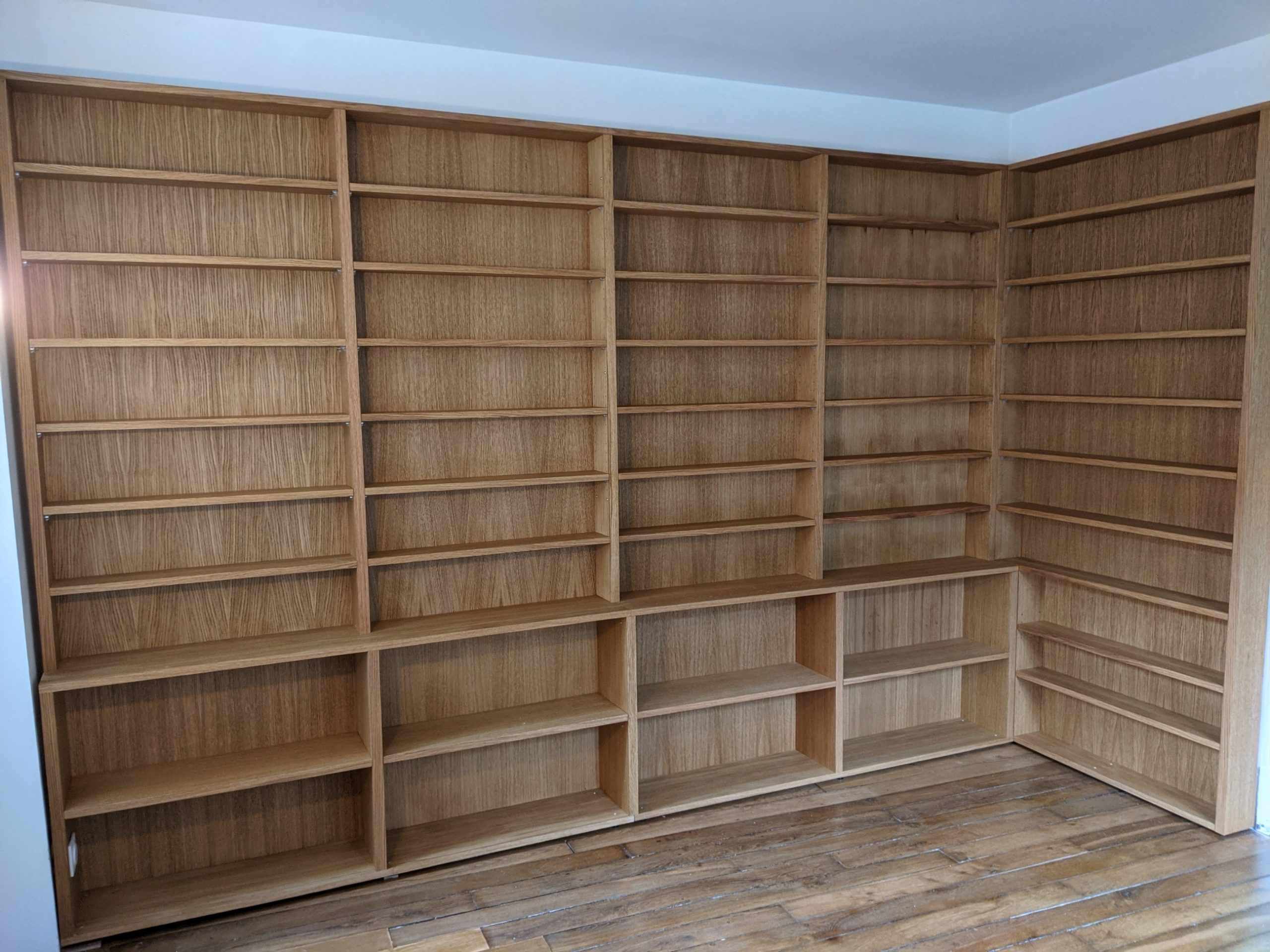 Bibliothèque en place