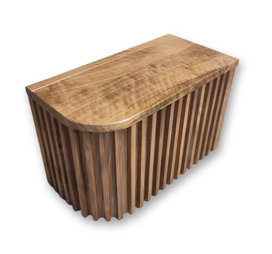 Petit coffre banquette en noyer massif et placage noyer